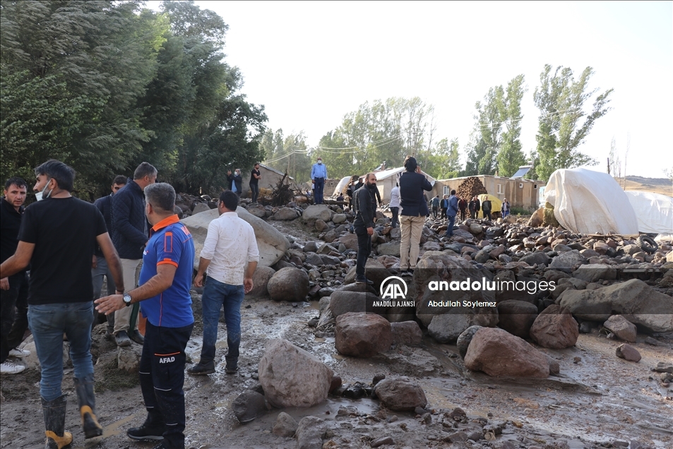 Ağrı'nın Taşlıçay ilçesine bağlı Gözucu köyünde yaşanan selde ev ve ahırlar zarar gördü