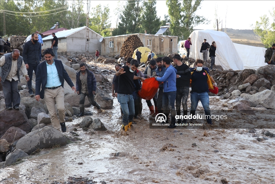 Ağrı'nın Taşlıçay ilçesine bağlı Gözucu köyünde yaşanan selde ev ve ahırlar zarar gördü