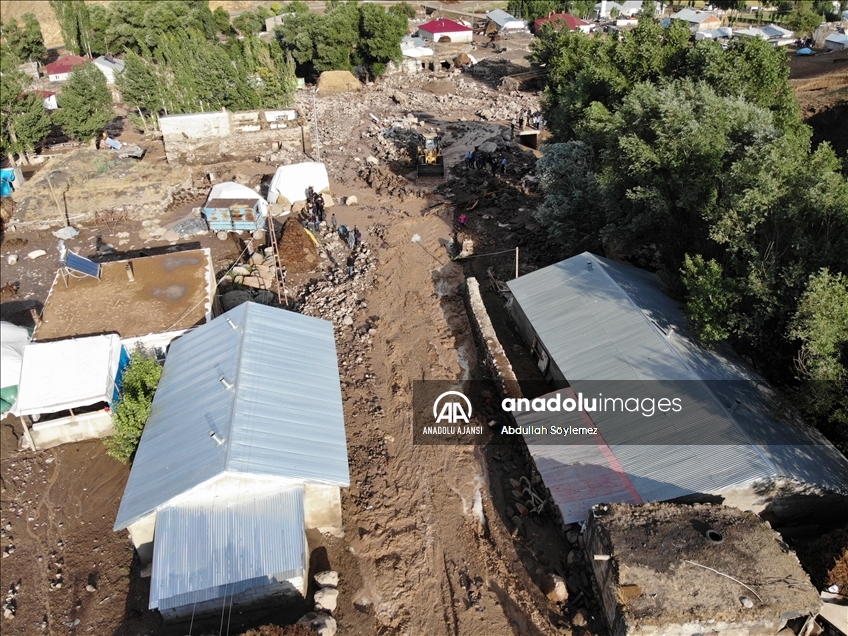 Ağrı'nın Taşlıçay ilçesine bağlı Gözucu köyünde yaşanan selde ev ve ahırlar zarar gördü