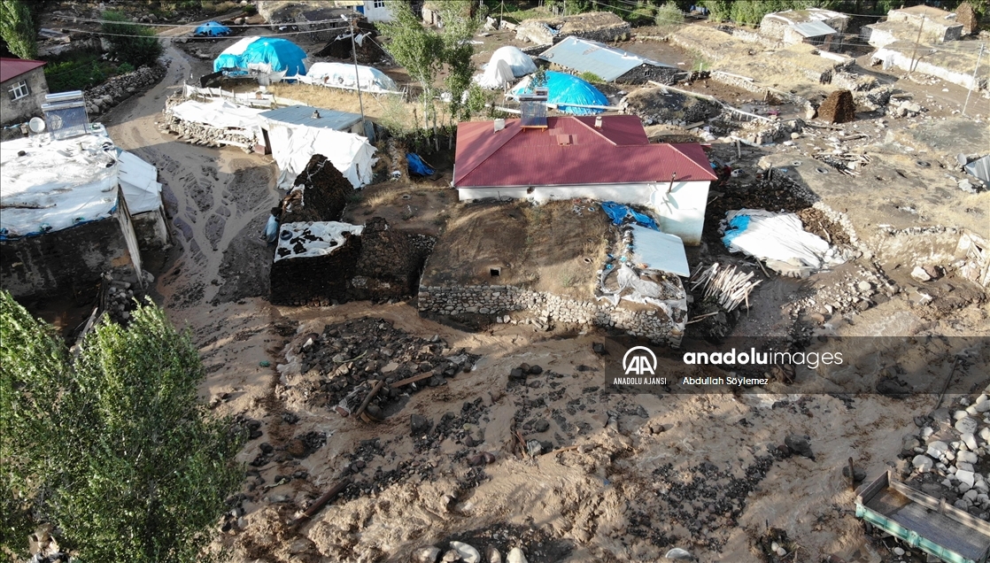 Ağrı'nın Taşlıçay ilçesine bağlı Gözucu köyünde yaşanan selde ev ve ahırlar zarar gördü