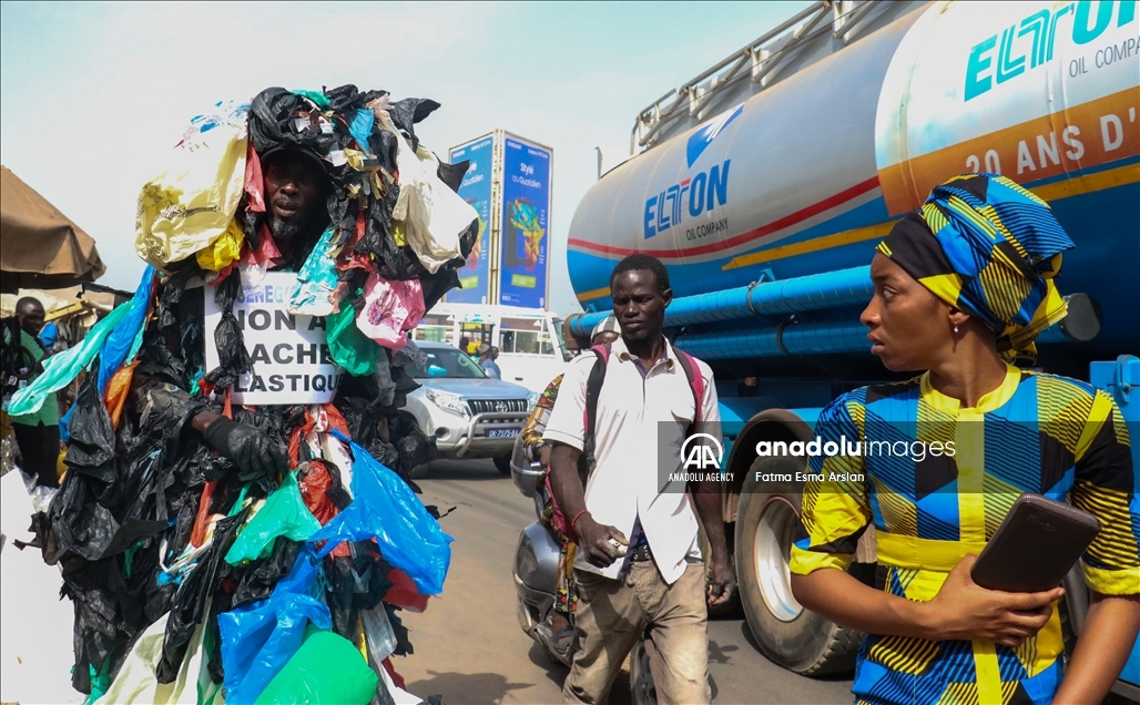 "L'homme plastique" du Sénégal lutte contre les déchets plastiques dans les rues de Dakar