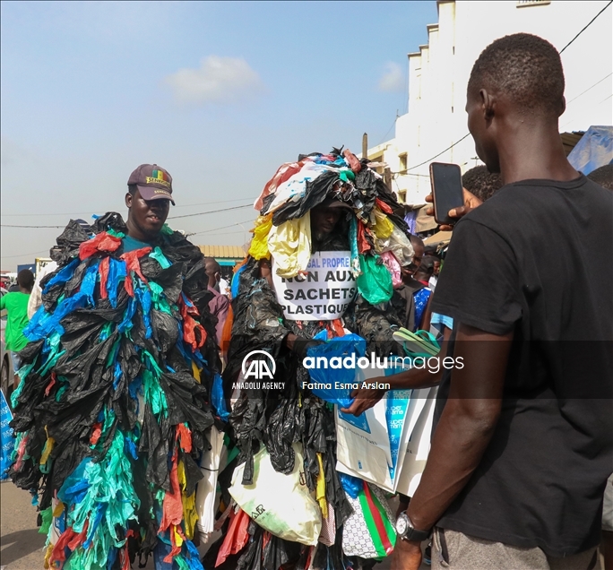 "L'homme plastique" du Sénégal lutte contre les déchets plastiques dans les rues de Dakar