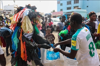 "L'homme plastique" du Sénégal lutte contre les déchets plastiques dans les rues de Dakar