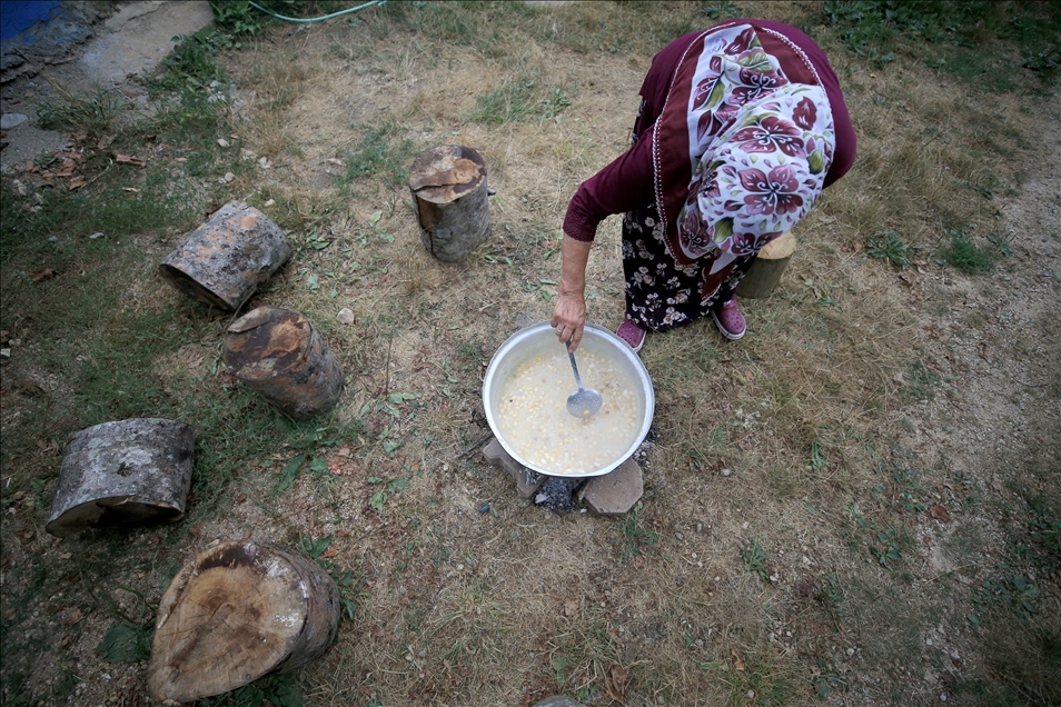 Aşure kazanları bolluk ve bereket için kaynıyor