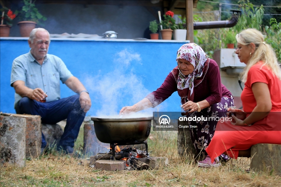 Aşure kazanları bolluk ve bereket için kaynıyor