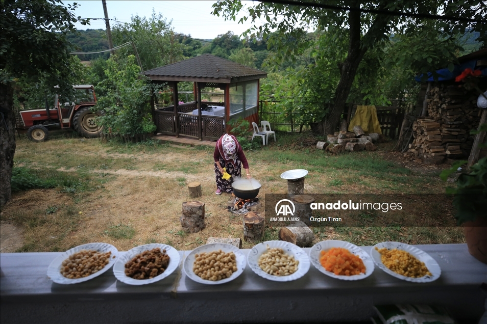 Aşure kazanları bolluk ve bereket için kaynıyor