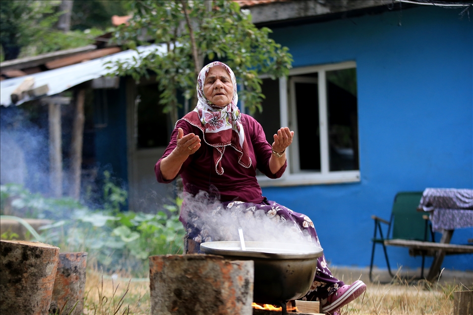 Aşure kazanları bolluk ve bereket için kaynıyor