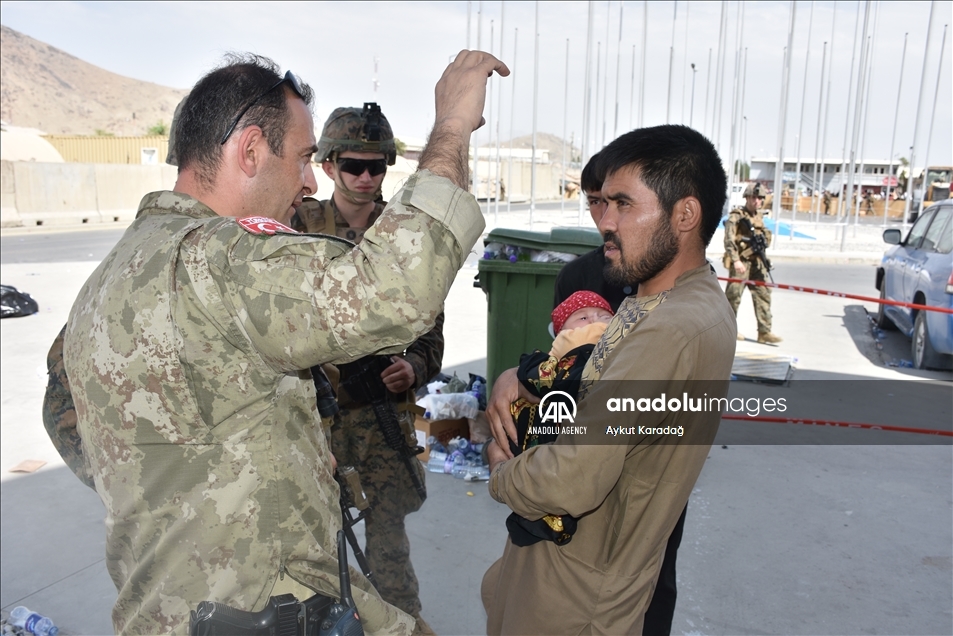 Turkish soldiers extend helping hand to baby at Kabul airport
