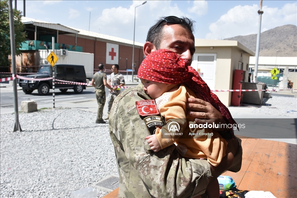 Turkish soldiers extend helping hand to baby at Kabul airport