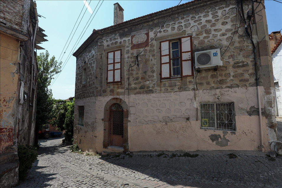 Bergama'nın eski evleri ve tarih dolu dar sokakları