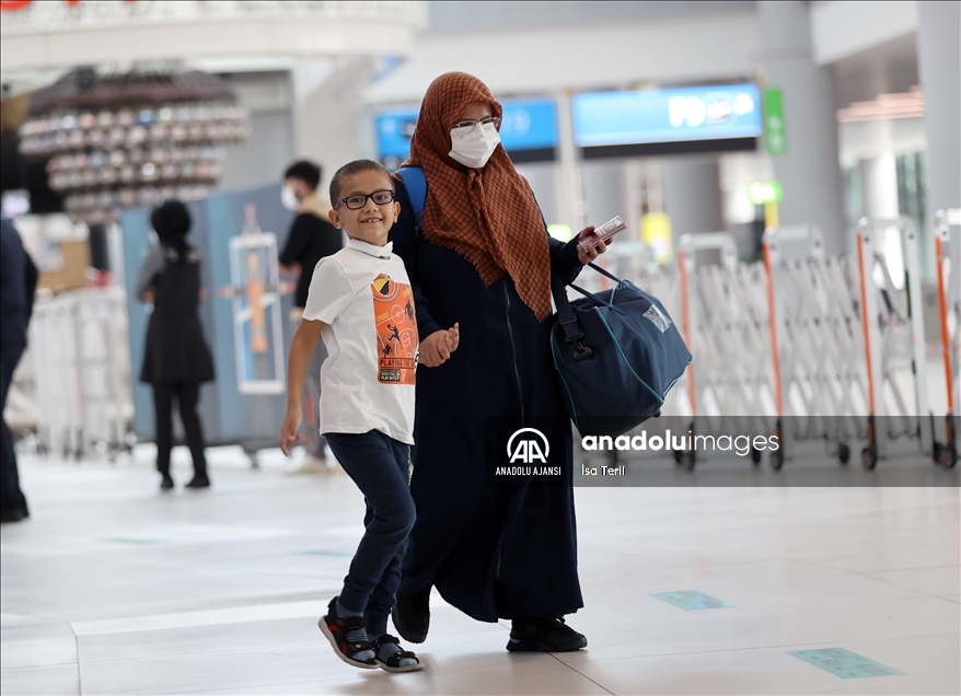 Afganistan'dan tahliye edilen 357 yolcu, İslamabad aktarmalı İstanbul'a getirildi