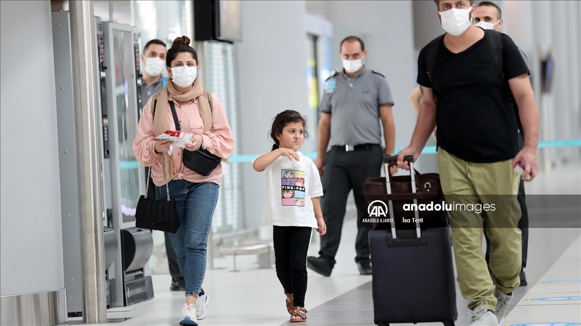 Afganistan'dan tahliye edilen 357 yolcu, İslamabad aktarmalı İstanbul'a getirildi