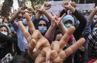 Pengungsi Afghanistan dan pencari suaka gelar aksi protes di depan kantor UNHCR Jakarta