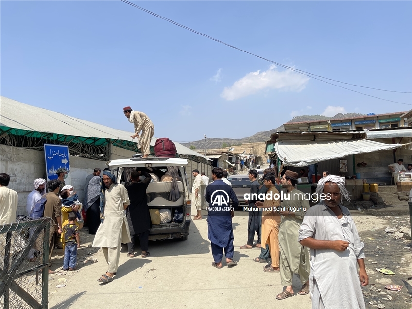 Afghans wait at Torkham border to enter Pakistan