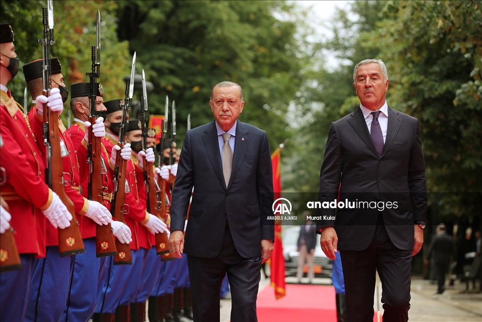Türkiye Cumhurbaşkanı Erdoğan Karadağ'da resmi törenle karşılandı