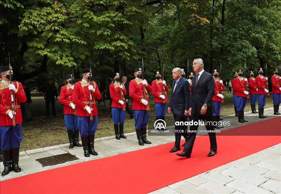 Türkiye Cumhurbaşkanı Erdoğan Karadağ'da resmi törenle karşılandı