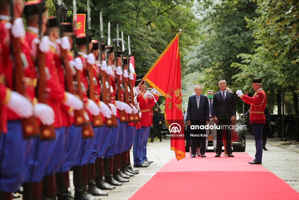 Türkiye Cumhurbaşkanı Erdoğan Karadağ'da resmi törenle karşılandı