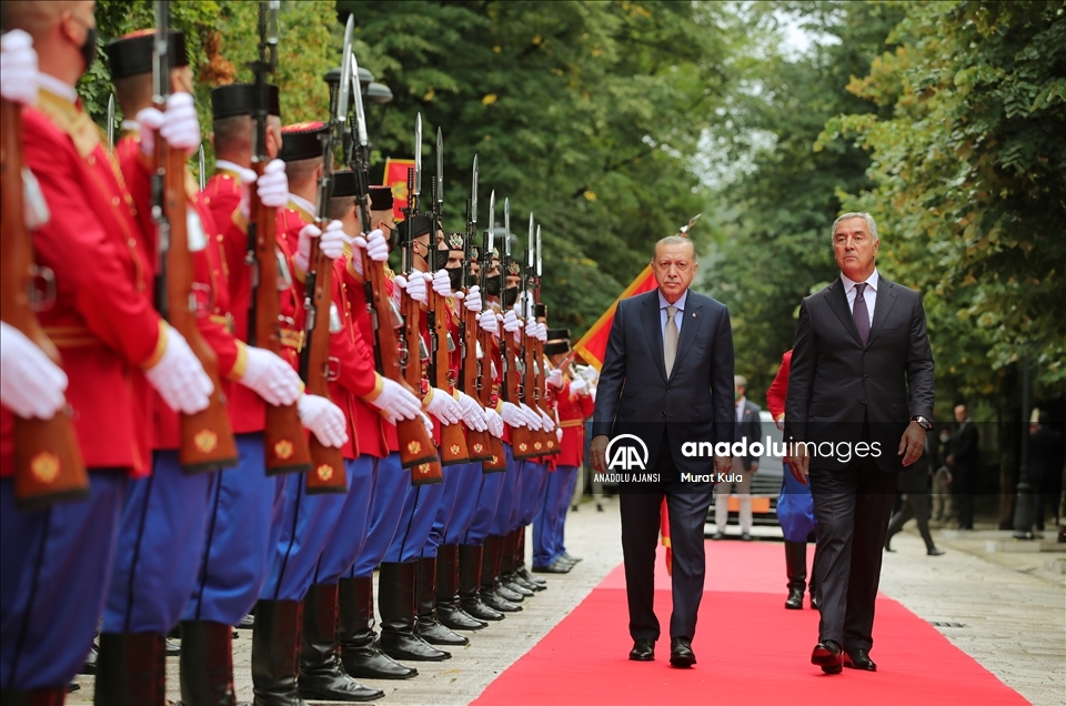 Türkiye Cumhurbaşkanı Erdoğan Karadağ'da resmi törenle karşılandı