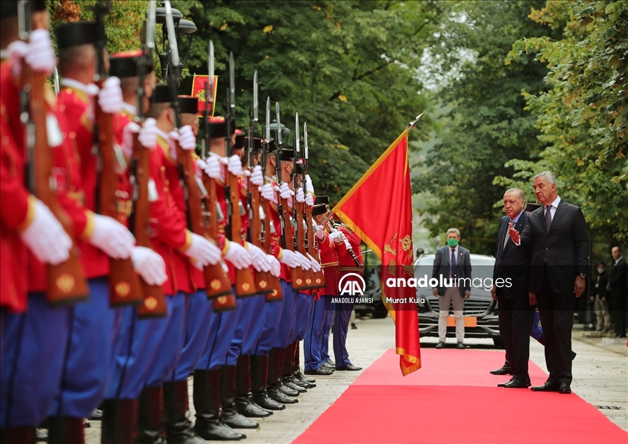 Türkiye Cumhurbaşkanı Erdoğan Karadağ'da resmi törenle karşılandı