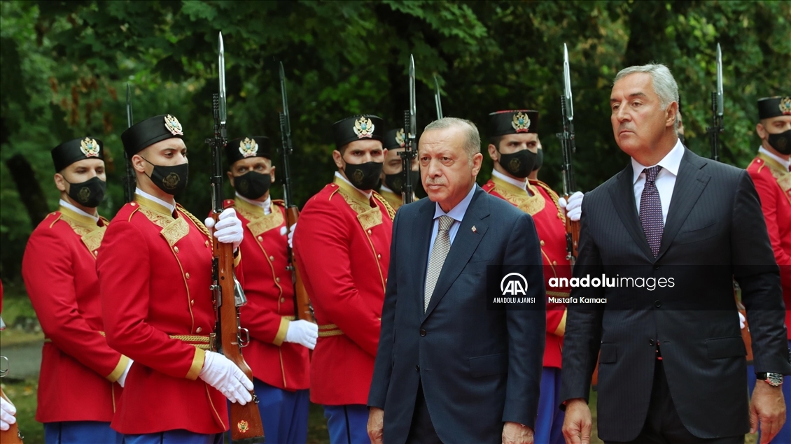 Türkiye Cumhurbaşkanı Erdoğan Karadağ'da resmi törenle karşılandı