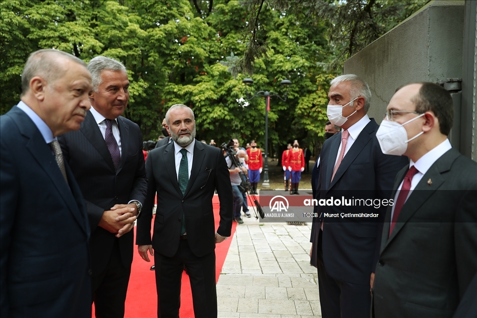 Türkiye Cumhurbaşkanı Erdoğan Karadağ'da resmi törenle karşılandı
