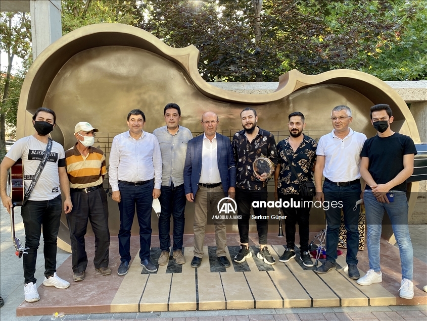 "Müzik şehri" Kırşehir'de sokak sanatçıları için "müzik durakları" oluşturuldu