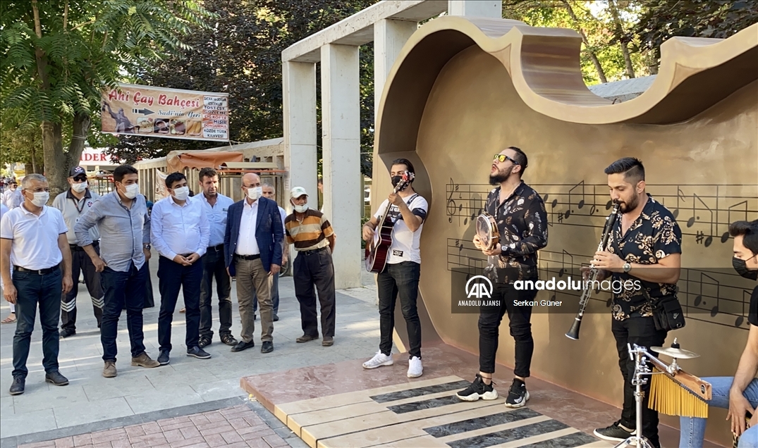 "Müzik şehri" Kırşehir'de sokak sanatçıları için "müzik durakları" oluşturuldu