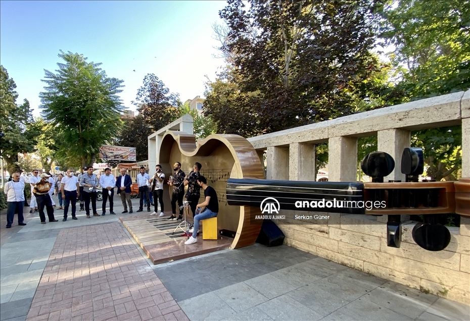 "Müzik şehri" Kırşehir'de sokak sanatçıları için "müzik durakları" oluşturuldu