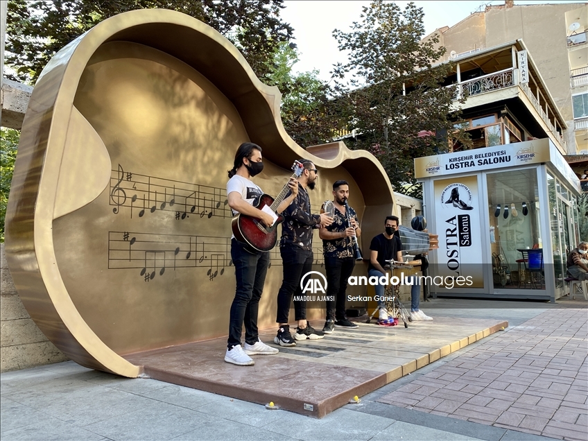 "Müzik şehri" Kırşehir'de sokak sanatçıları için "müzik durakları" oluşturuldu