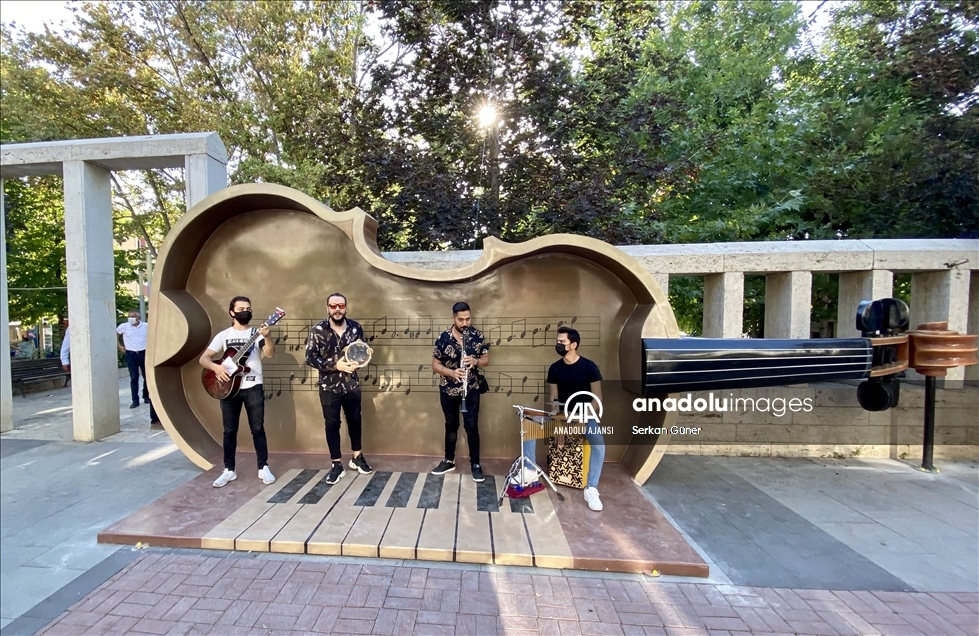 "Müzik şehri" Kırşehir'de sokak sanatçıları için "müzik durakları" oluşturuldu
