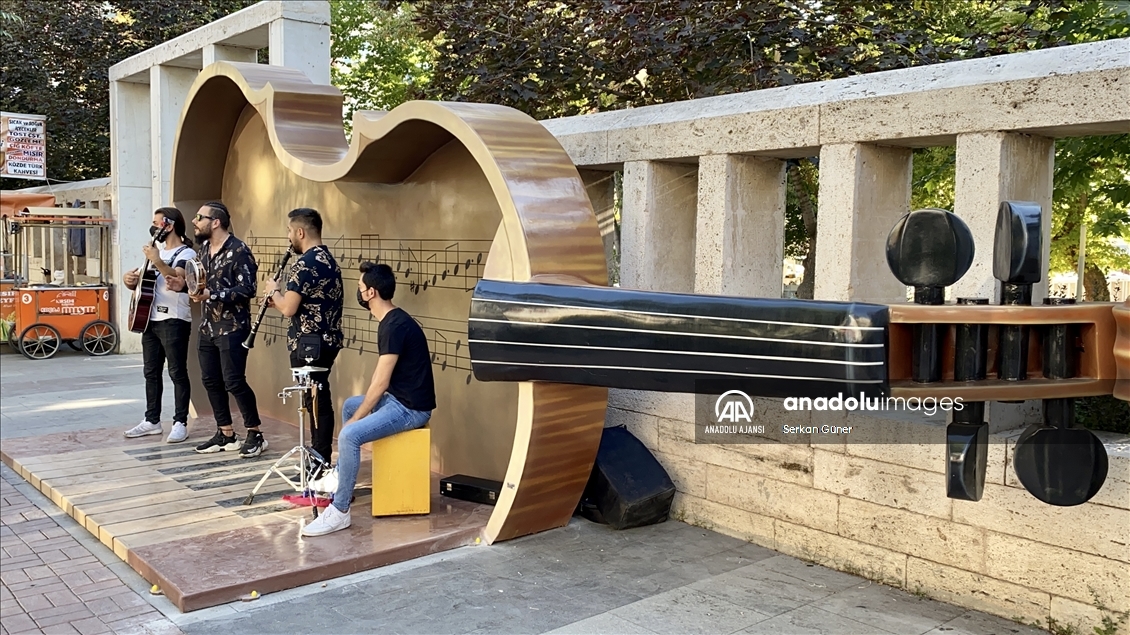 "Müzik şehri" Kırşehir'de sokak sanatçıları için "müzik durakları" oluşturuldu