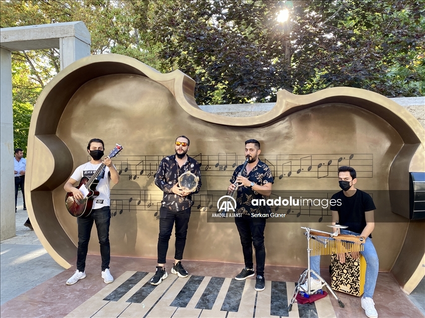 "Müzik şehri" Kırşehir'de sokak sanatçıları için "müzik durakları" oluşturuldu