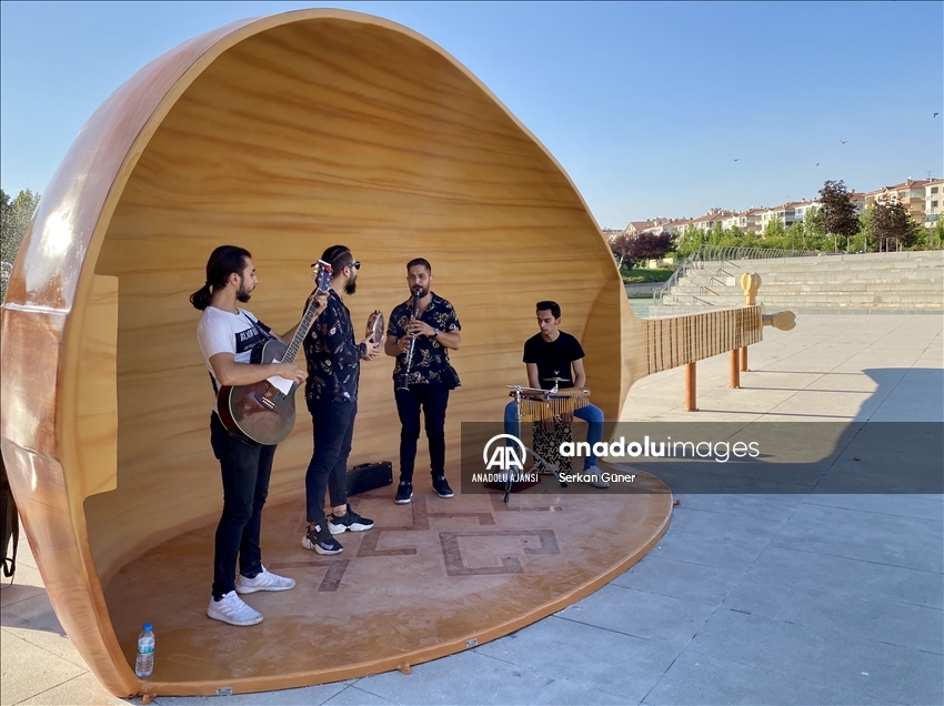 "Müzik şehri" Kırşehir'de sokak sanatçıları için "müzik durakları" oluşturuldu