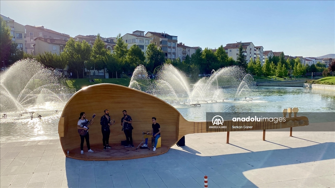 "Müzik şehri" Kırşehir'de sokak sanatçıları için "müzik durakları" oluşturuldu