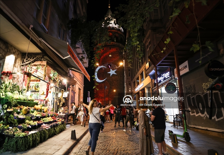 Galata Kulesi'nde 30 Ağustos Zafer Bayramı'na özel ışık gösterisi yapıldı
