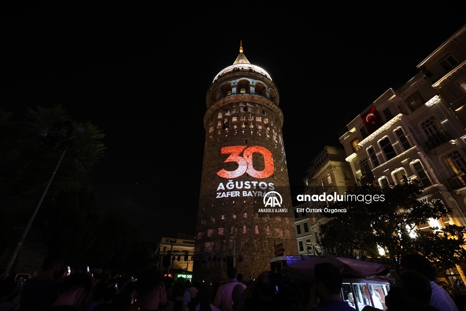Galata Kulesi'nde 30 Ağustos Zafer Bayramı'na özel ışık gösterisi yapıldı