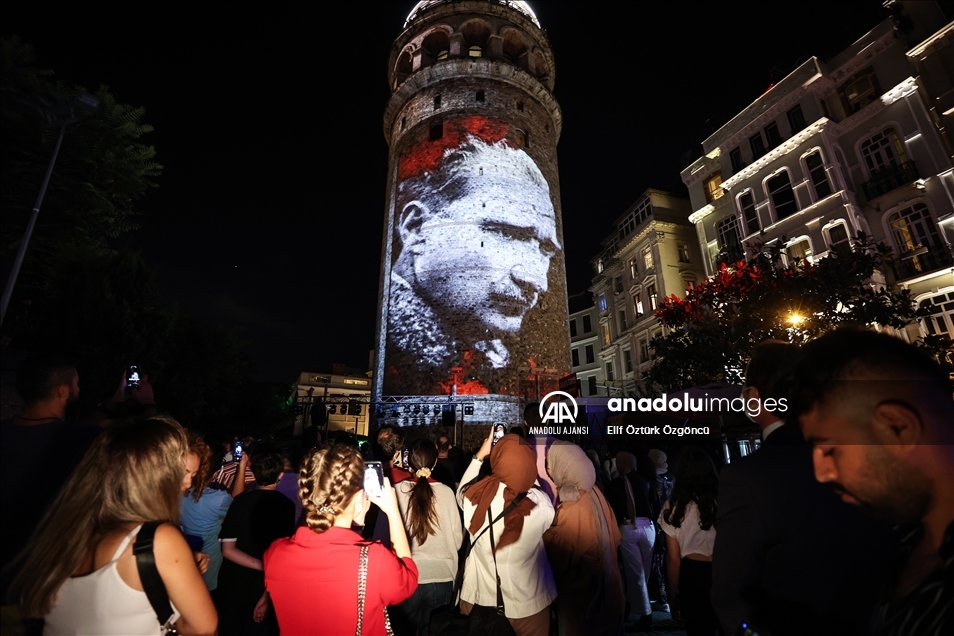 Galata Kulesi'nde 30 Ağustos Zafer Bayramı'na özel ışık gösterisi yapıldı