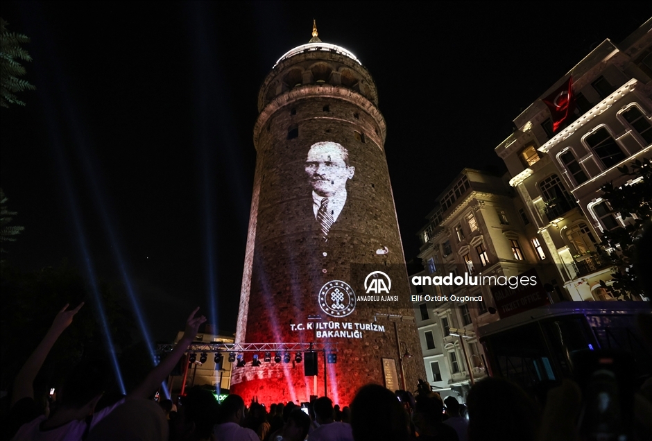 Galata Kulesi'nde 30 Ağustos Zafer Bayramı'na özel ışık gösterisi yapıldı