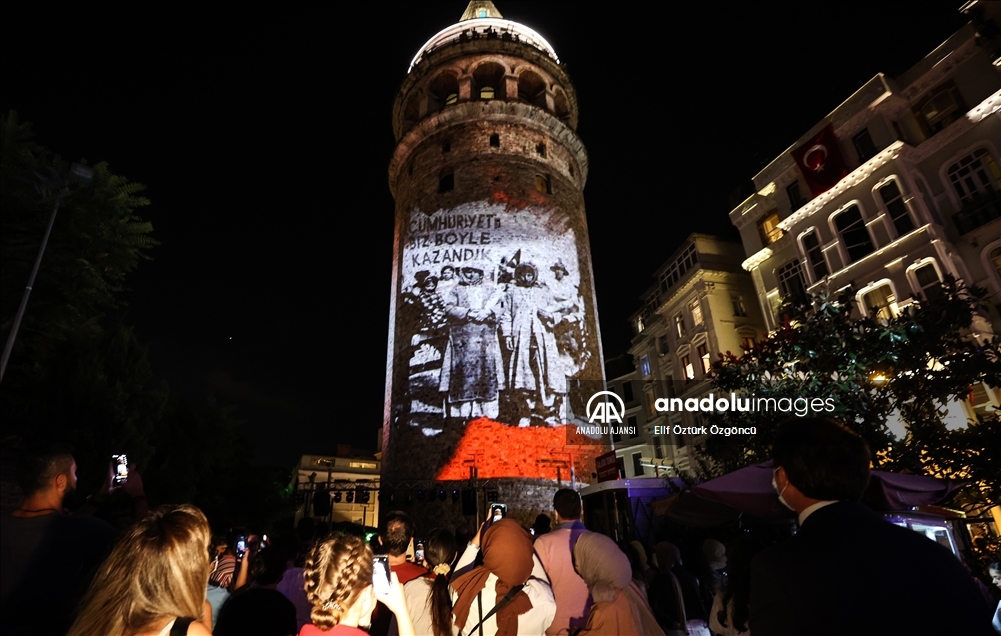 Galata Kulesi'nde 30 Ağustos Zafer Bayramı'na özel ışık gösterisi yapıldı