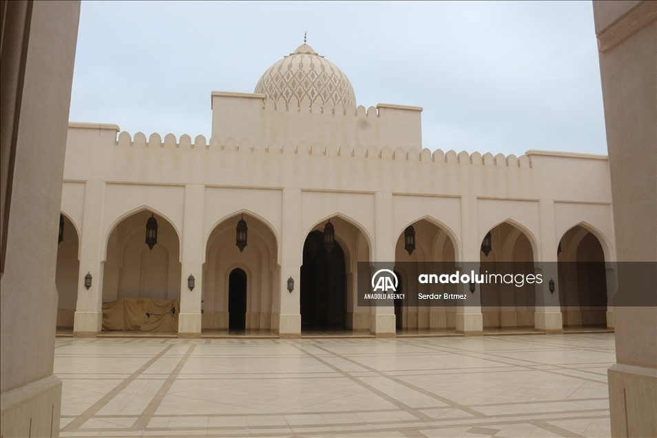 جامع السلطـان قابـوس بصلالة... تحفة معمارية تعكس التراث الُعماني
