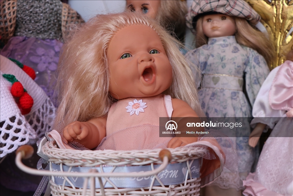 Bit pazarından topladığı eski oyuncak bebekleri yeniden çocuklarla buluşturmak istiyor