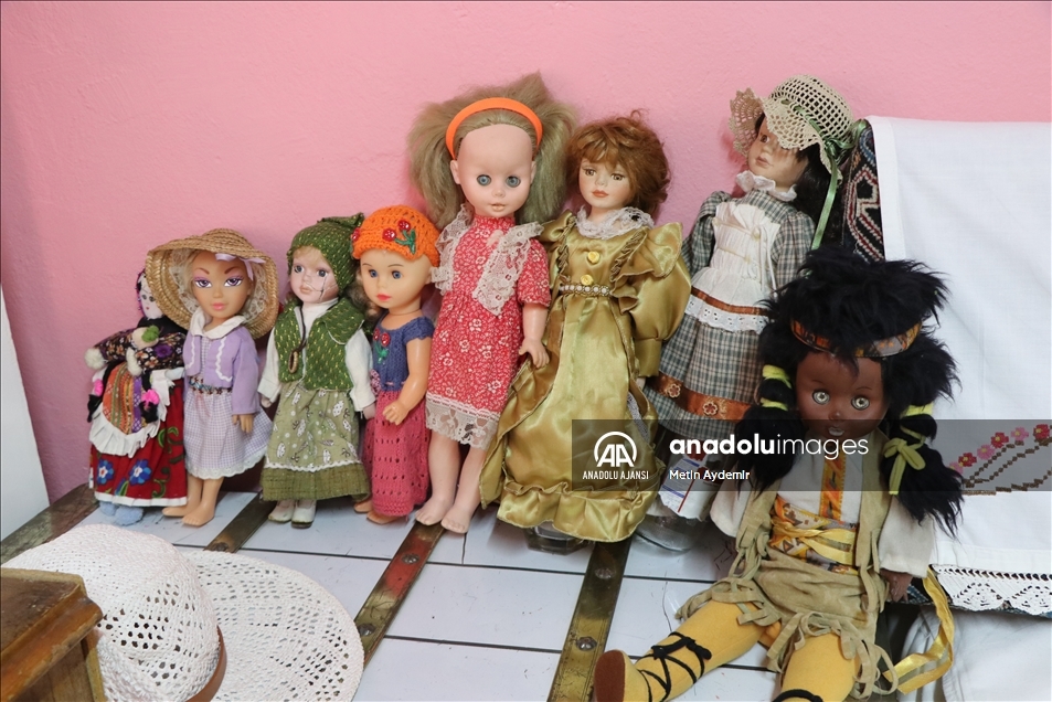 Bit pazarından topladığı eski oyuncak bebekleri yeniden çocuklarla buluşturmak istiyor