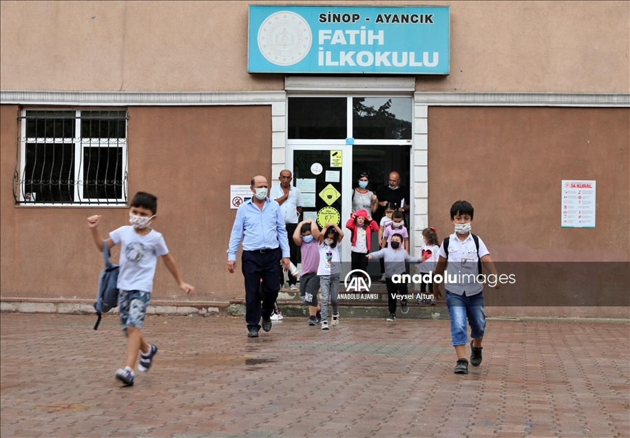 Sel felaketinin yaşandığı Ayancık ilçesinde bazı okullarda uyum süreci eğitimi başladı