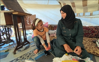 Fatimaya Îdlibî ku rejima Esed ew ji cih warê wê derxist, bi saya makîneya dirûnê ya ji diya wê maye li zarokên xwe dinihêre
