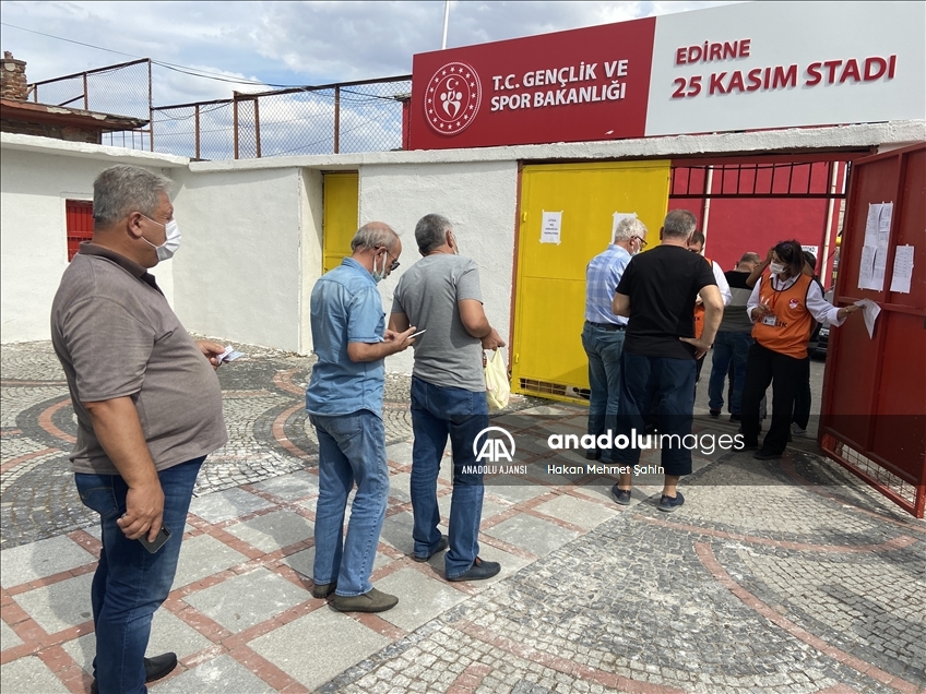 Aşılarını yaptırmayan taraftarlar stadyuma alınmadı