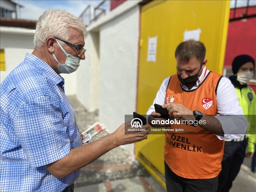 Aşılarını yaptırmayan taraftarlar stadyuma alınmadı