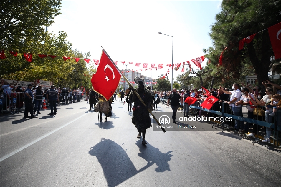 Balıkesir'in kurtuluş törenlerinde işgalde düşmanın korkulu rüyası "Tülütabaklar" canlandırıldı