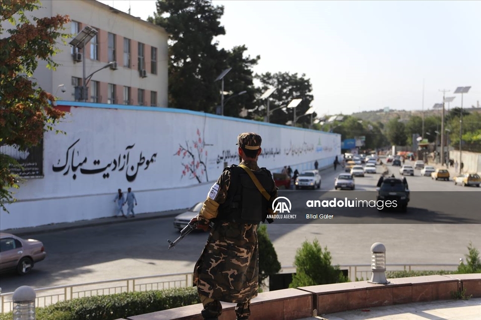 نقش پرچم طالبان روی دیوار سفارت آمریکا در کابل 