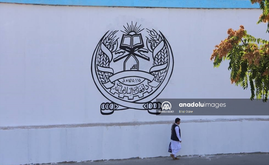  نقش پرچم طالبان روی دیوار سفارت آمریکا در کابل 