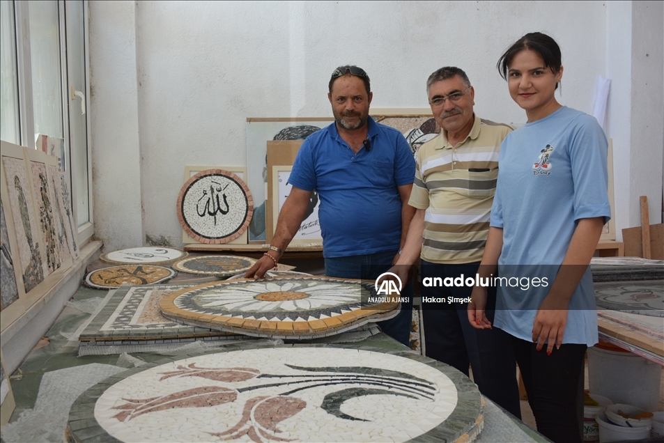 Emekli öğretmen evinin bodrumunda oluşturduğu atölyede mermerden mozaik tablolar yapıyor